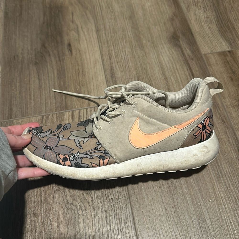 Women’s Nike Floral Roshes